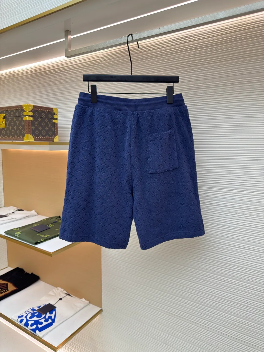 LOUIS VUITTON embossed terry shorts ●Authentic product: purchased and developed at 9850 ●Item number: 1680557-A35 ●Fabric: blended terry luxury terry fabric ●Technology: embossed jacquard production ●Version: fitted version ●Weight: about 330 grams ●Size: S-M-L-XL ●Description: Customized soft cotton blended terry luxury terry fabric with clear texture and plump and lazy Comfortable and close to the skin. The main tone is navy blue. It is as calm and profound as the deep sea. The full-width Monogram embossing makes a stunning appearance. It is a gorgeous bloom of Louis Vuitton's classic elements. It is fully recognizable and interprets an unparalleled fashion style. Suit is available for worry-free wear, three-dimensional relief jacquard technique. High-density electronic jacquard machine is used to achieve the Monogram three-dimensional effect through the "positive and negative layer weaving method". The fabric is partially heated using a customized mold to hot-melt the fibers in specific areas to permanently shape the relief outline. . The infrared positioning cutting machine uses an infrared transmitter and an infrared receiver to achieve precise positioning of materials. The accuracy can reach the micron level, thereby meeting the effect of Monogram alignment and high-precision cutting. The fabrics have been washed, have a better hand feel, are not easy to deform, are not easy to shrink, are not easy to fade, and maintain long-term beauty. The overall wiring is straight and delicate, the fabric is comfortable and soft, and the color is consistent without color difference. It can be matched with the same style to create a fashionable look and control various occasions. Customized accessories, complete with three standards, same style for men and women!